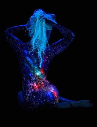 Impresionantes paisajes fluorescentes pintados en cuerpos femeninos1