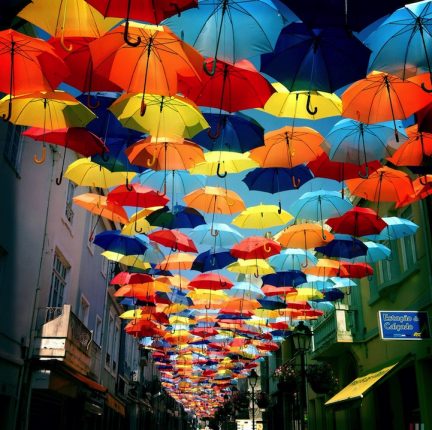 Paraguas adornan las calles de Portugal