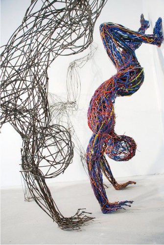 Esculturas muy divertidas construidas con cables    colores