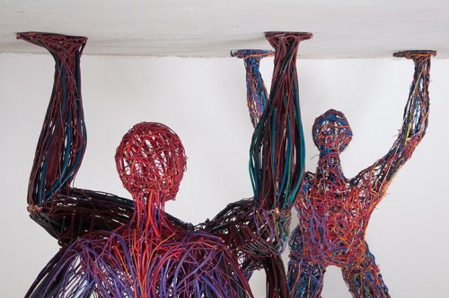 Esculturas muy divertidas construidas con cables   colores